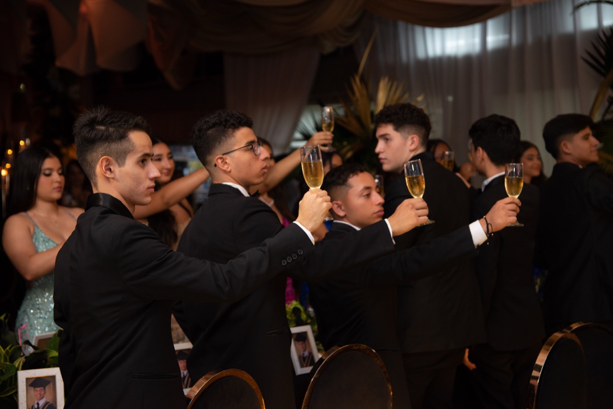 Brindis elegante en evento de gala