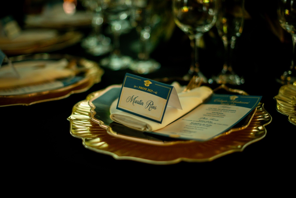 Detalle de place card en charola dorada